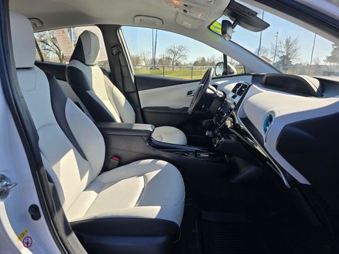Used 2022 Toyota Prius XLE image 10