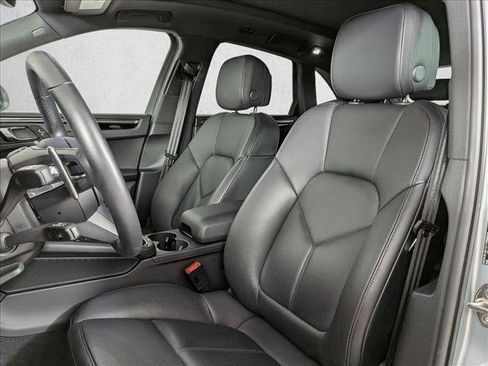 Certified 2025 Porsche Macan AWD/4WD image 5