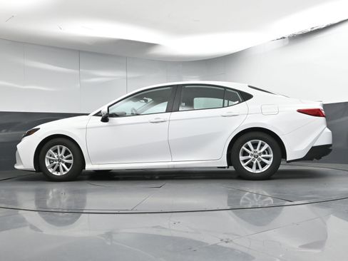 Used 2025 Toyota Camry LE w/ Convenience Package image 32