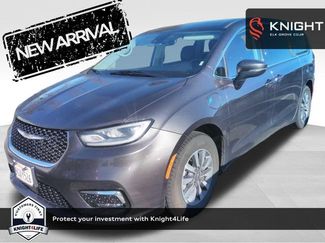 Used 2023 Chrysler Pacifica Touring-L video 1
