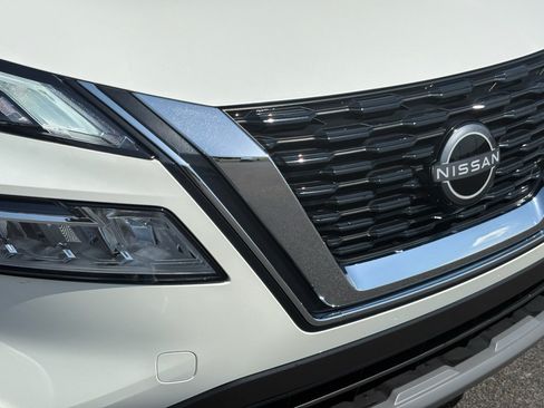 Used 2023 Nissan Rogue SV FWD image 3