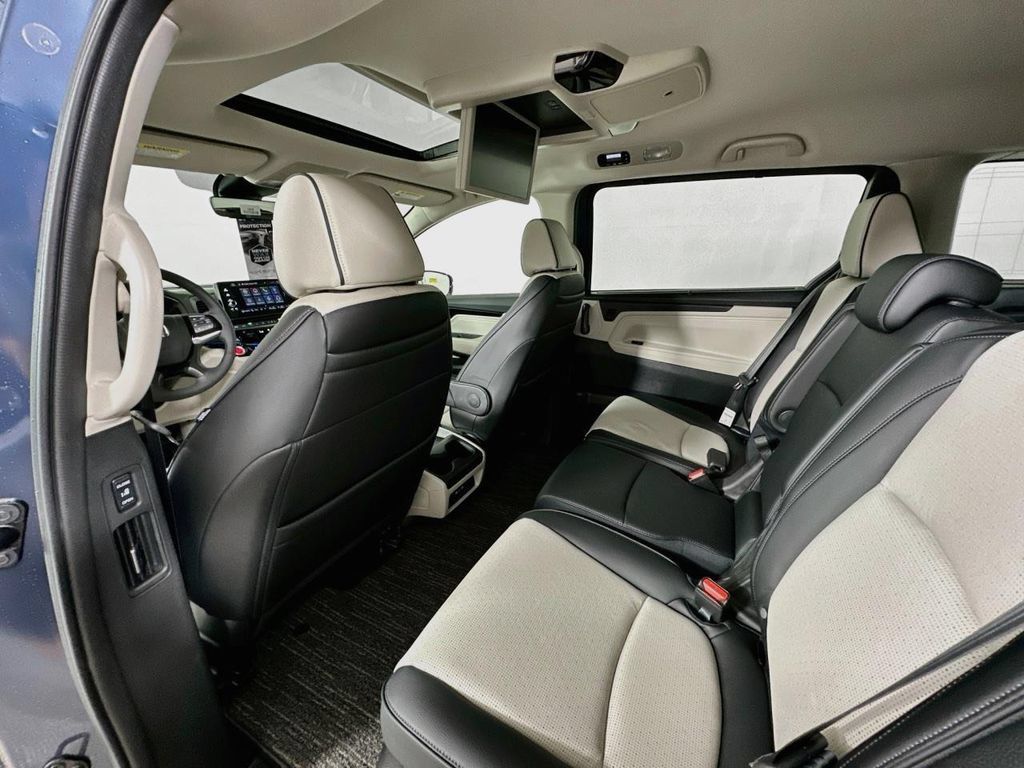 Used 2026 Honda Odyssey Elite image 4