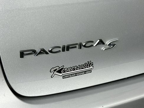 Used 2019 Chrysler Pacifica Touring Plus w/ Advanced Safetytec Group FWD image 29