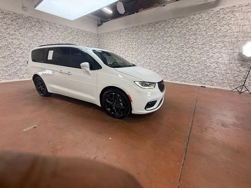 Used 2022 Chrysler Pacifica Limited w/ Uconnect Theater Family Group FWD image 9