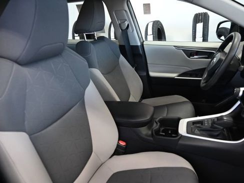 Used 2022 Toyota RAV4 XLE image 9
