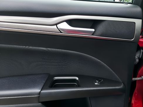 Used 2017 Ford Fusion SE w/ Fusion SE Technology Package FWD image 17
