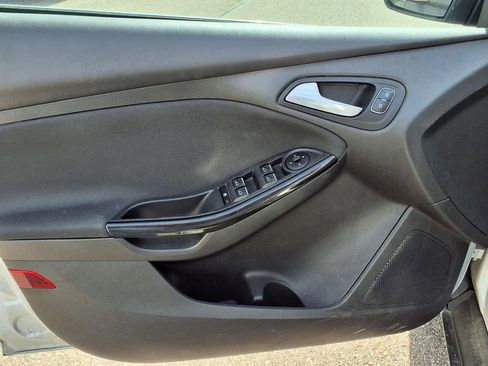 Used 2016 Ford Focus Titanium w/ Titanium Technology Package FWD image 11