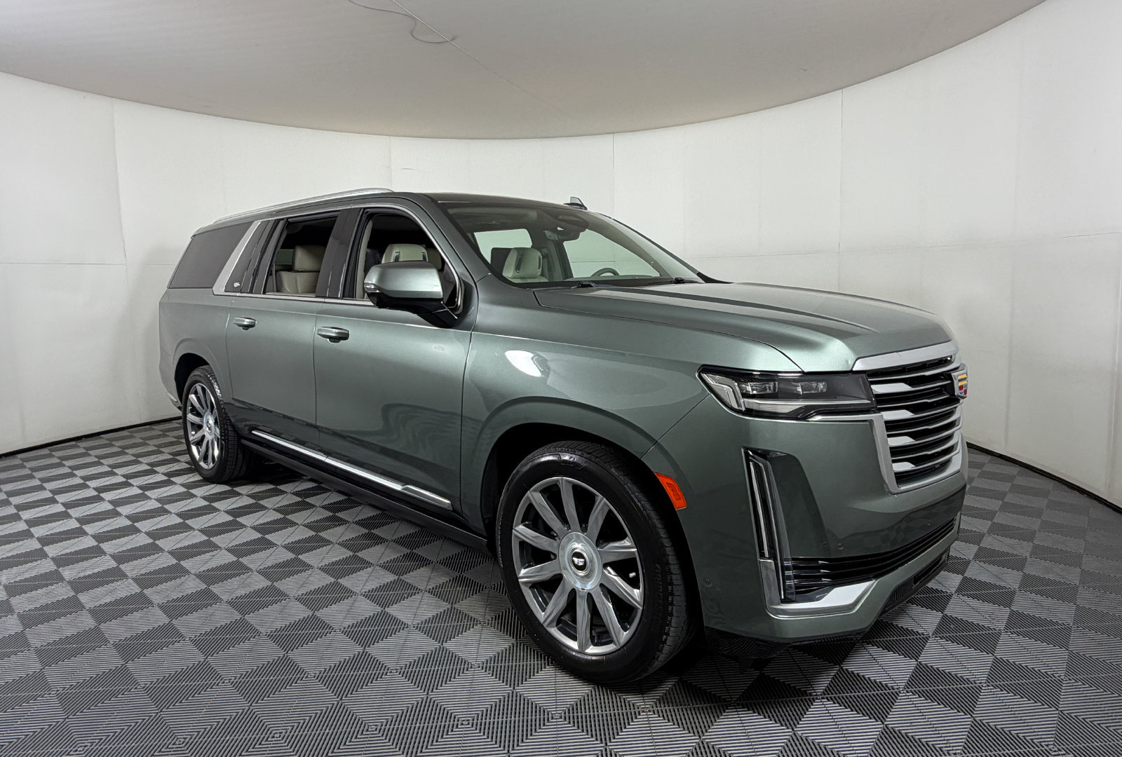 Used 2023 Cadillac Escalade ESV Premium Luxury Platinum AWD/4WD image 1
