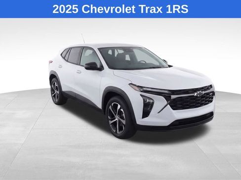 Used 2025 Chevrolet Trax RS FWD image 2