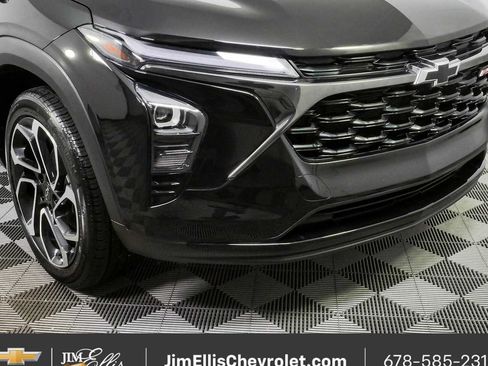 Certified 2025 Chevrolet Trax RS w/ Sunroof Package FWD image 35