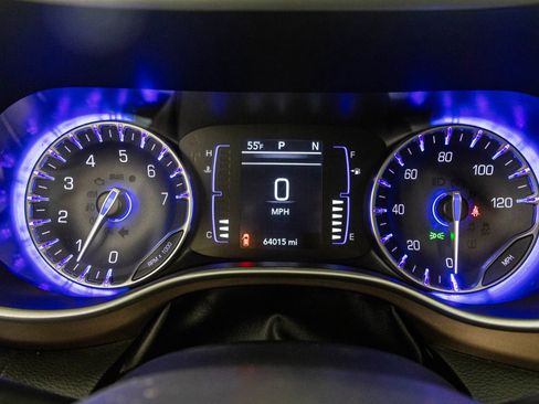 Used 2020 Chrysler Voyager LX image 31