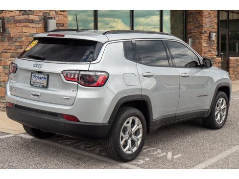 Used 2025 Jeep Compass Latitude AWD/4WD image 3