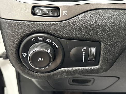 Used 2019 Jeep Cherokee Latitude w/ Cold Weather Group AWD/4WD image 17
