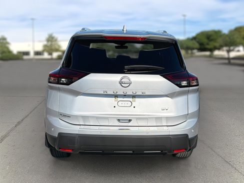 Used 2024 Nissan Rogue SV w/ SV Premium Package image 6