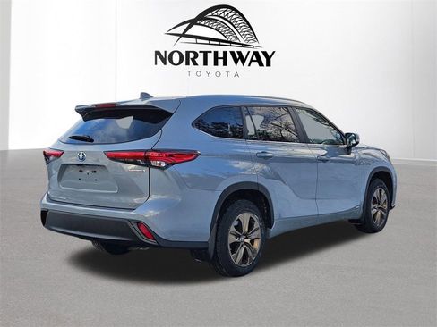 Certified 2023 Toyota Highlander Bronze Edition image 5