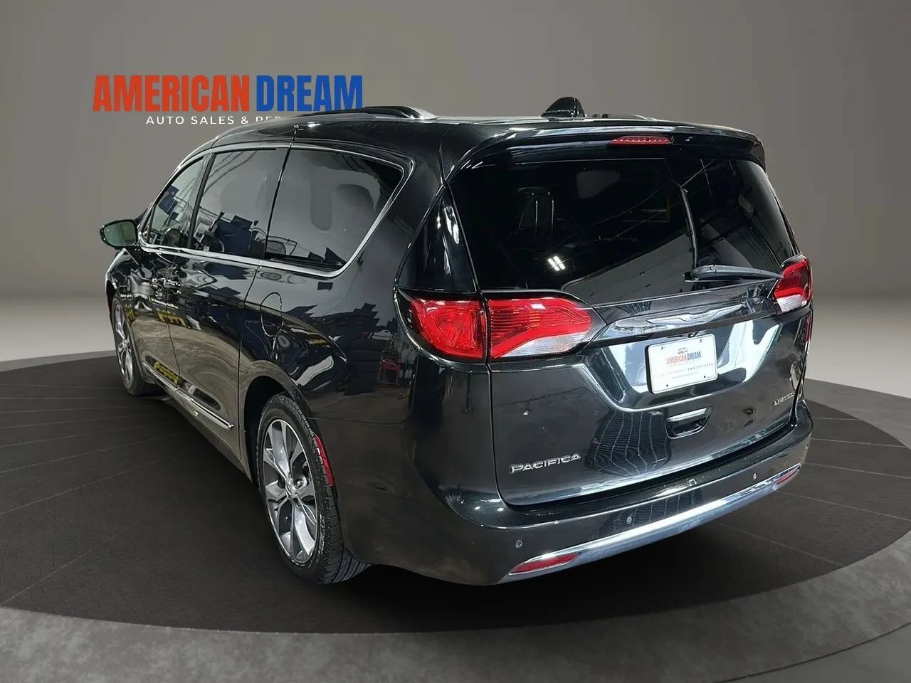 Used 2017 Chrysler Pacifica Limited w/ Tire & Wheel Group FWD image 3