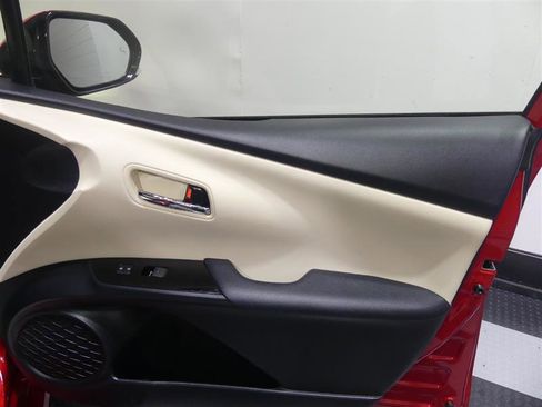 Used 2020 Toyota Prius XLE image 19