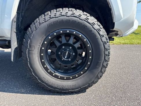 Used 2021 Toyota Tacoma TRD Sport w/ Technology Package AWD/4WD image 11