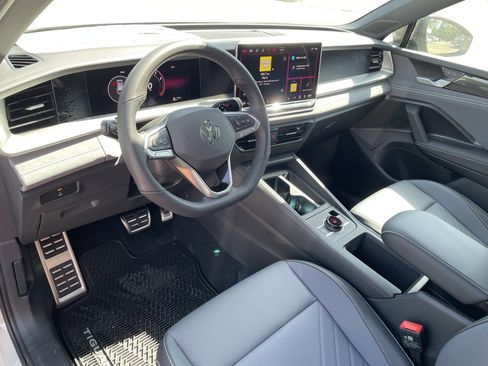 New 2026 Volkswagen Tiguan SE R-Line FWD image 17