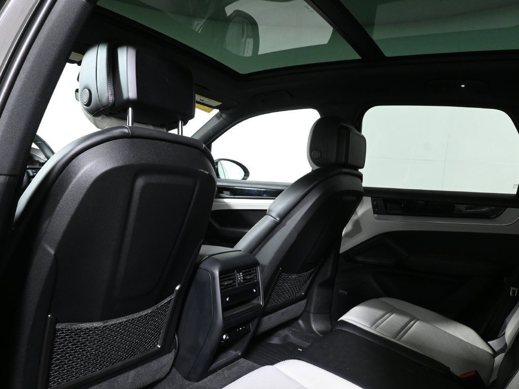 Used 2024 Porsche Cayenne S AWD/4WD image 8