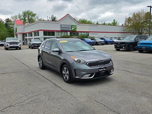 Used 2017 Kia Niro EX FWD image 32