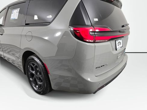 Used 2023 Chrysler Pacifica Limited w/ Uconnect Theater Family Group FWD image 13