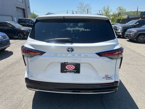Used 2023 Toyota Sienna Platinum AWD/4WD image 5