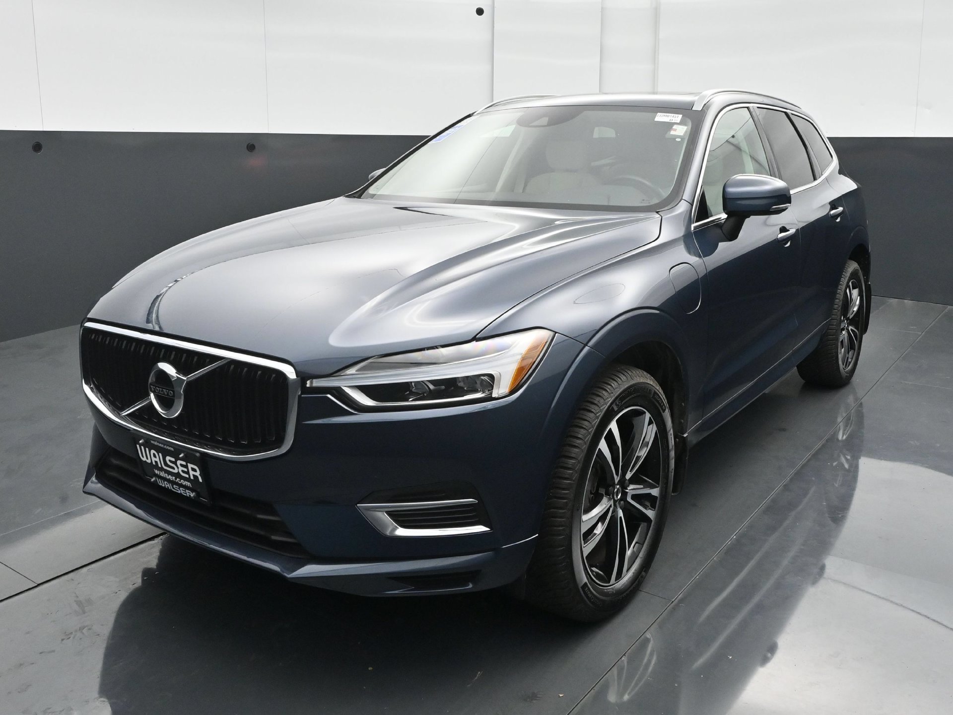 Used 2018 Volvo XC60 T8 Momentum AWD/4WD image 1