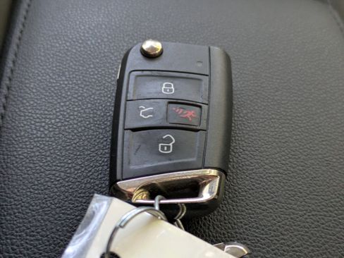 Used 2019 Volkswagen Tiguan SE image 32