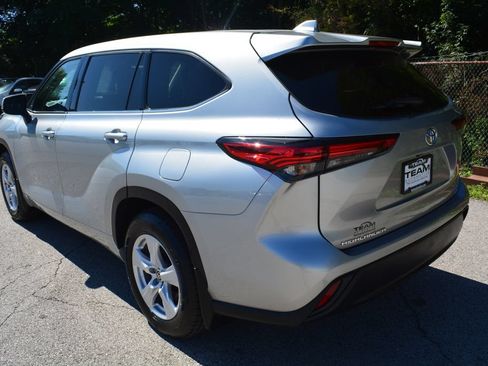 Used 2021 Toyota Highlander LE AWD/4WD image 7