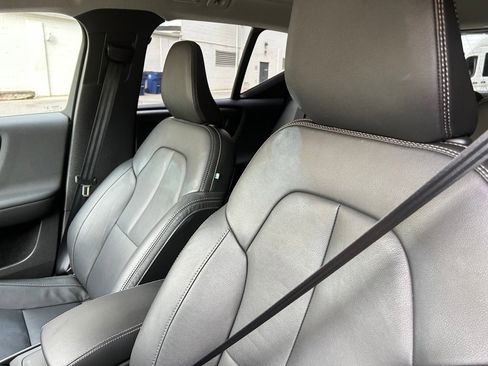 Certified 2025 Volvo XC40 B5 Plus image 28