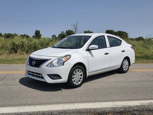 Used 2018 Nissan Versa S FWD image 2