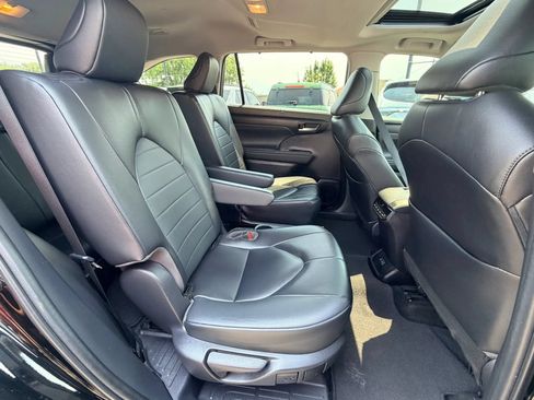 Used 2023 Toyota Highlander XLE AWD/4WD image 25