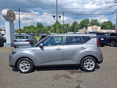Used 2023 Kia Soul S FWD image 2