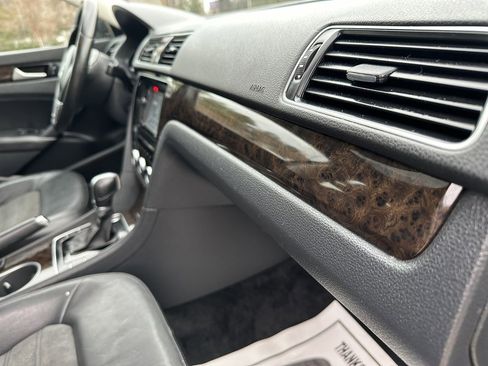 Used 2015 Volkswagen Passat 1.8T SEL Premium image 32