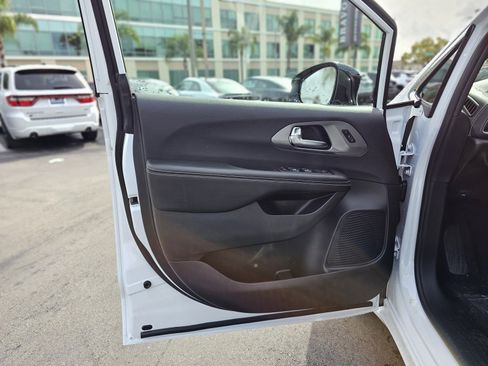 New 2026 Chrysler Pacifica Select image 20