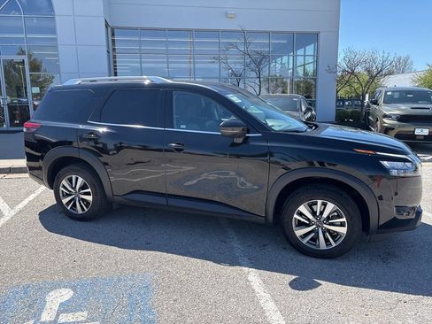 Used 2025 Nissan Pathfinder SL FWD image 34