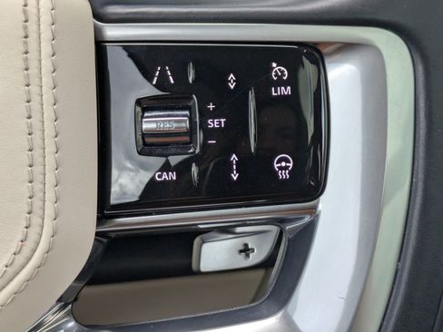 Used 2022 Land Rover Range Rover Long Wheelbase SE image 17