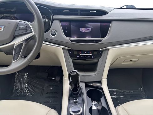Used 2020 Cadillac XT5 Premium Luxury FWD image 12