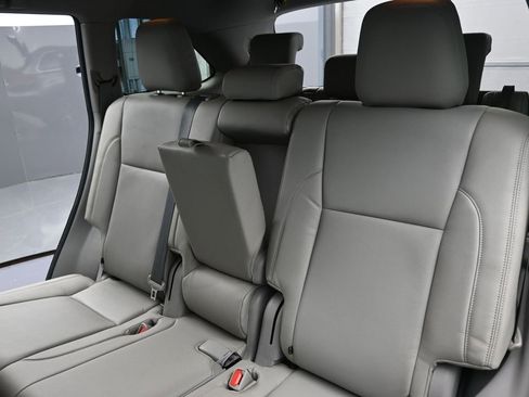 Used 2018 Toyota Highlander LE image 18