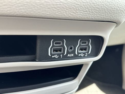 Used 2023 Chrysler Pacifica Touring-L image 49