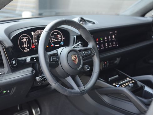 Certified 2025 Porsche Cayenne GTS AWD/4WD image 4