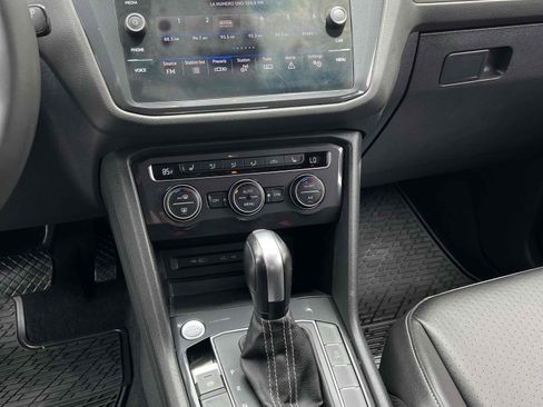 Used 2021 Volkswagen Tiguan SE FWD image 45