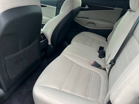 Used 2016 Kia Sorento AWD w/ LX Convenience Package image 12