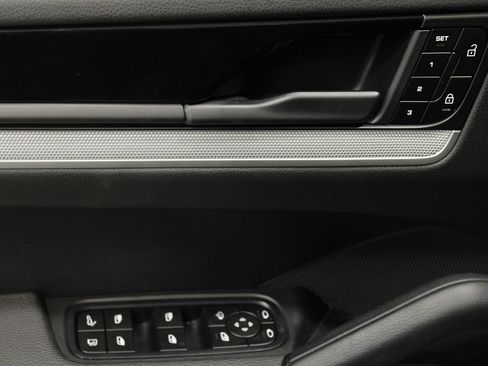 Used 2024 Porsche Cayenne image 33