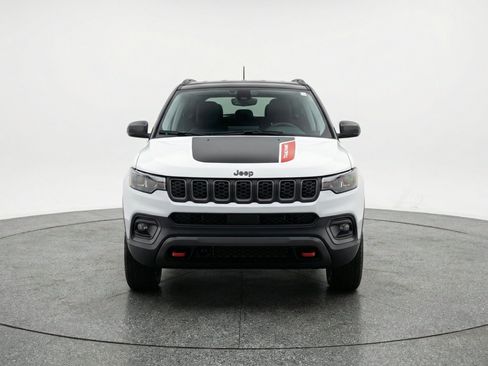 Used 2025 Jeep Compass Trailhawk AWD/4WD image 2