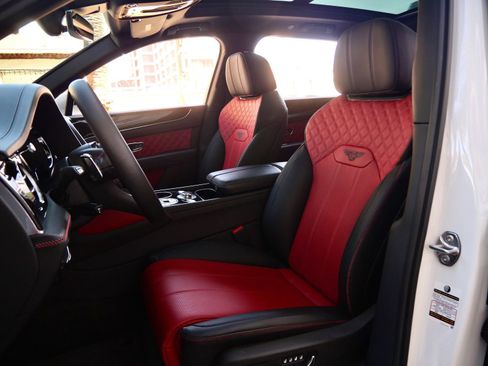 Used 2022 Bentley Bentayga V8 image 18