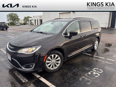 Used 2017 Chrysler Pacifica Touring-L FWD image 4
