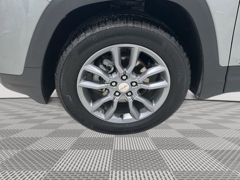 Used 2024 GMC Terrain SLT image 29