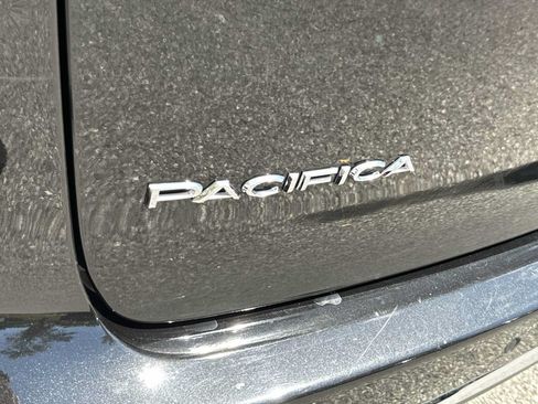 Used 2023 Chrysler Pacifica Limited FWD image 11